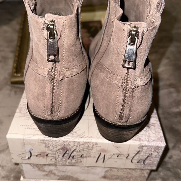 Anthropologie 9 Dolce Vita Tan Suede Back Zip Stacked Heel Ankle Booties - Picture 5 of 11